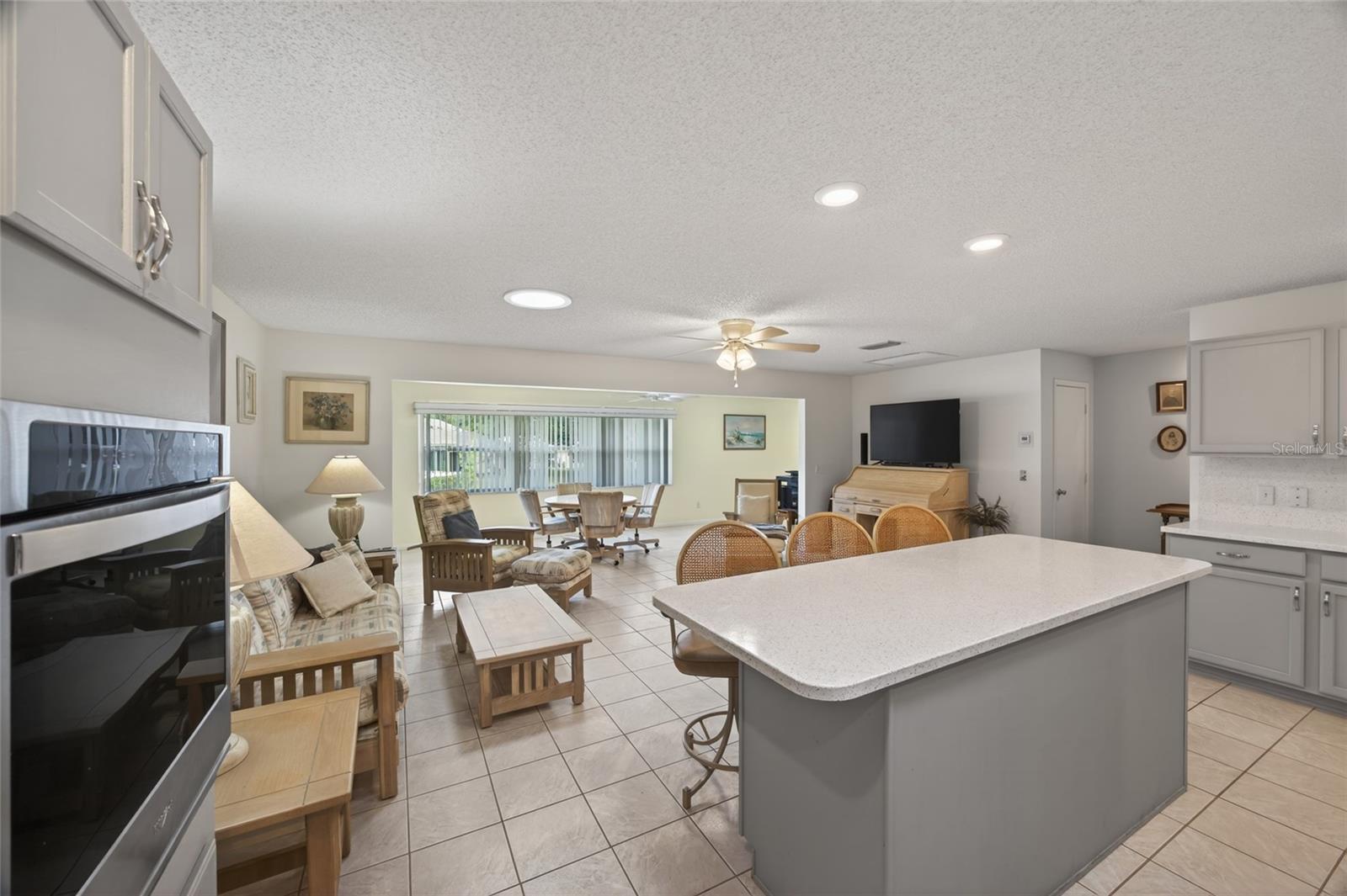 ON TOP/THE WORLD CENTRAL REPLA - Residential