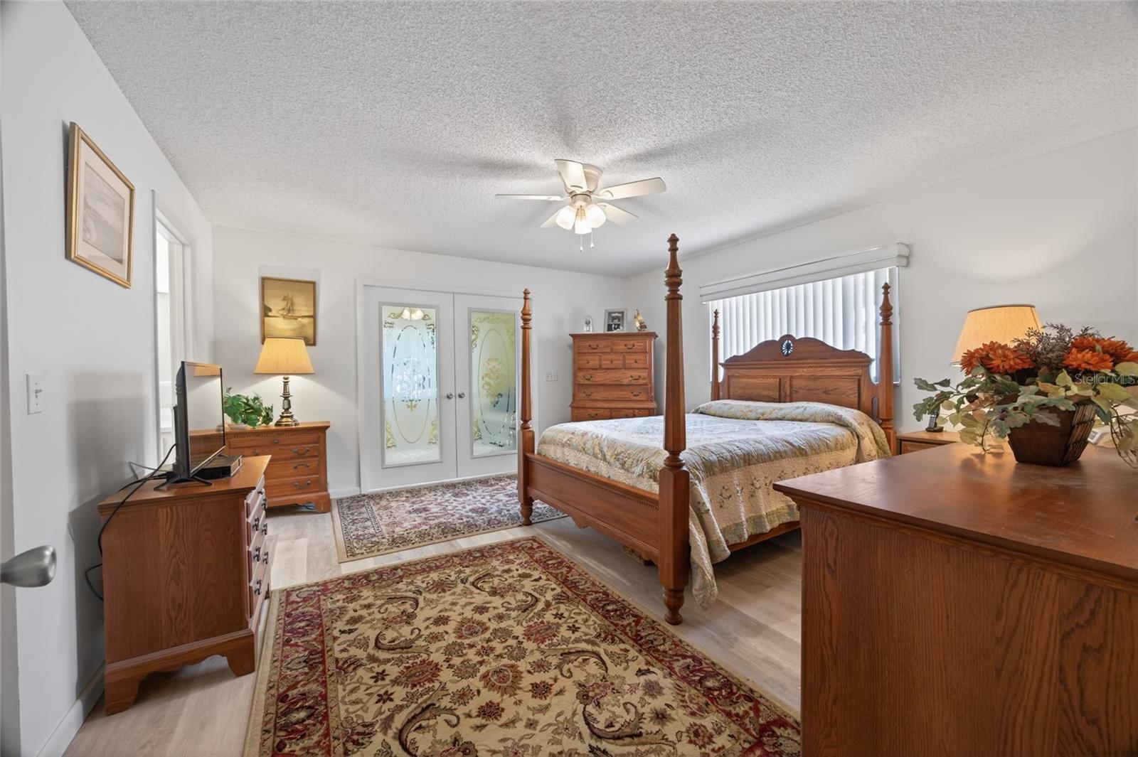 ON TOP/THE WORLD CENTRAL REPLA - Residential