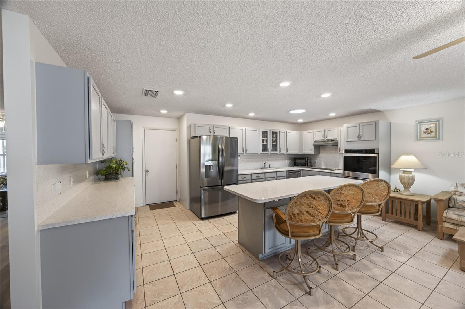 ON TOP/THE WORLD CENTRAL REPLA - Residential