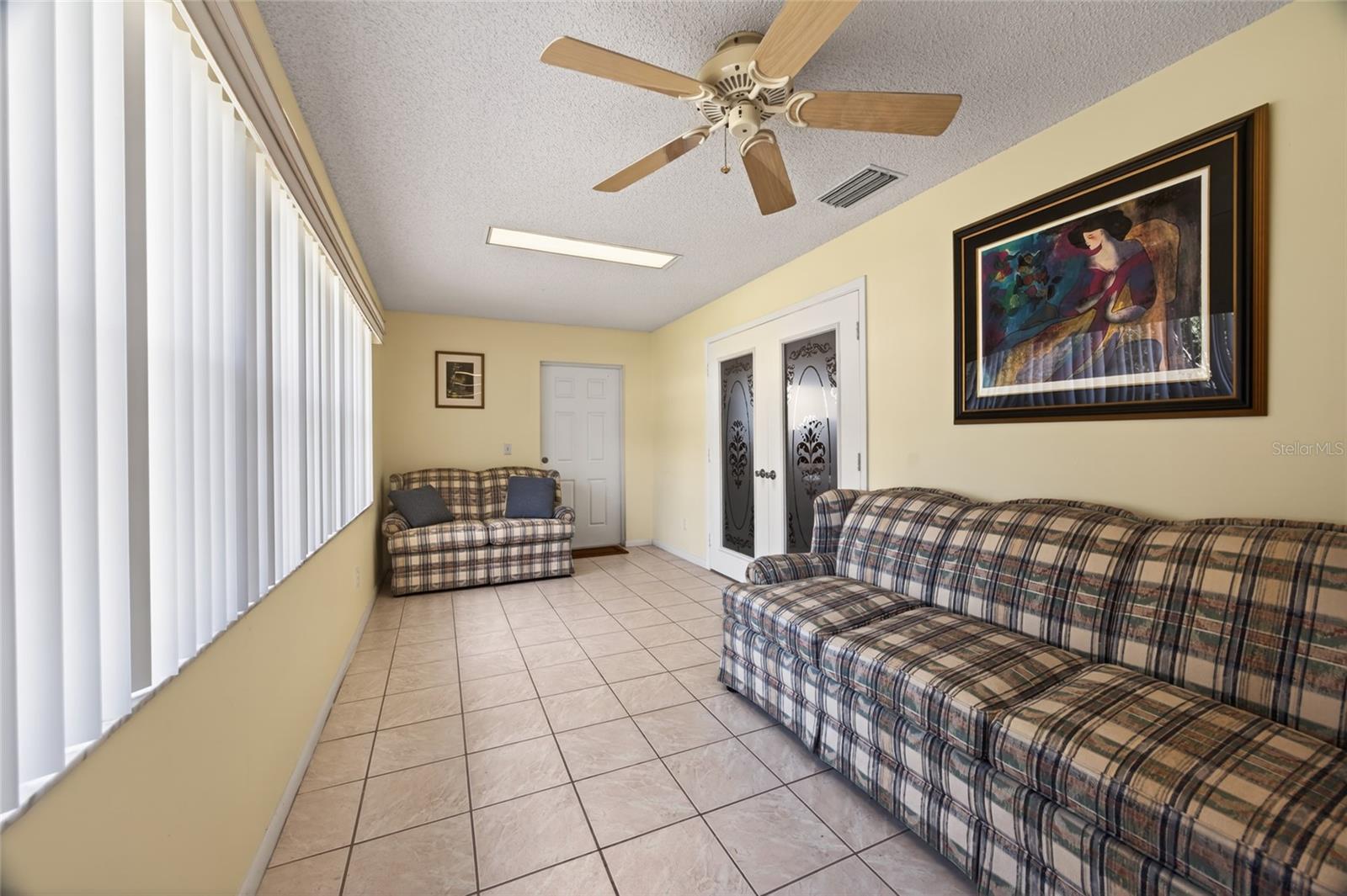 ON TOP/THE WORLD CENTRAL REPLA - Residential