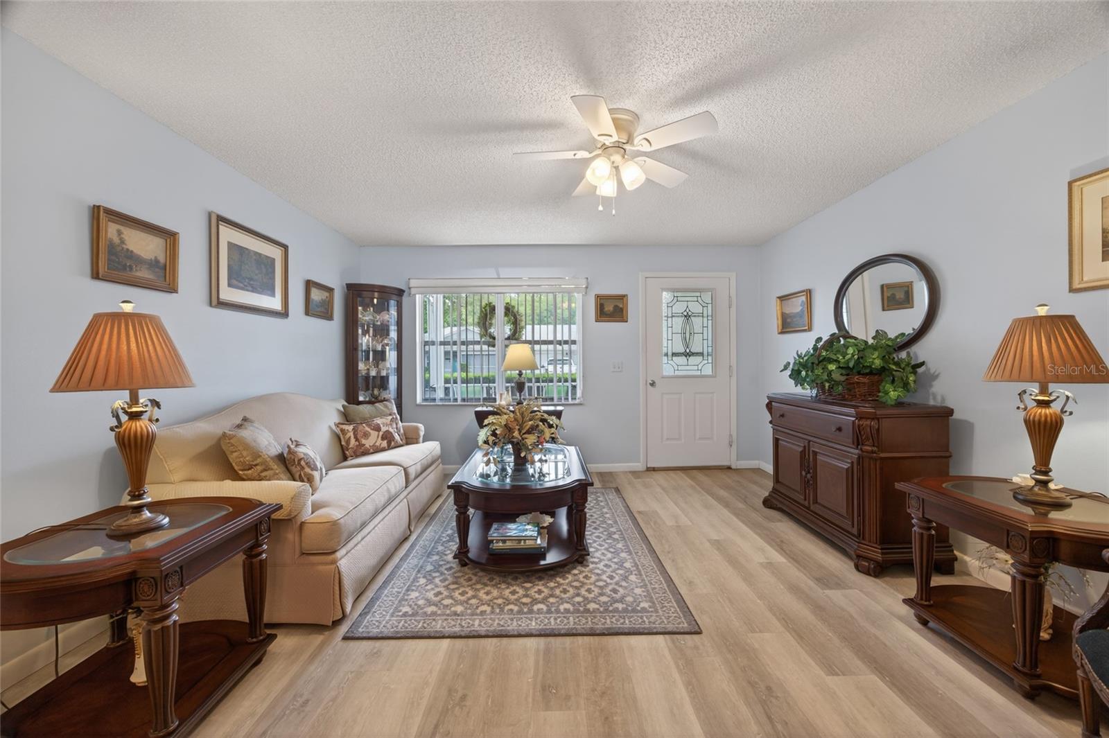 ON TOP/THE WORLD CENTRAL REPLA - Residential