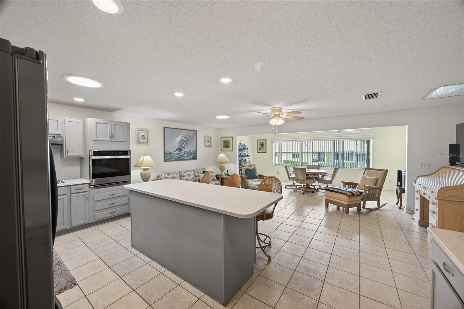 ON TOP/THE WORLD CENTRAL REPLA - Residential