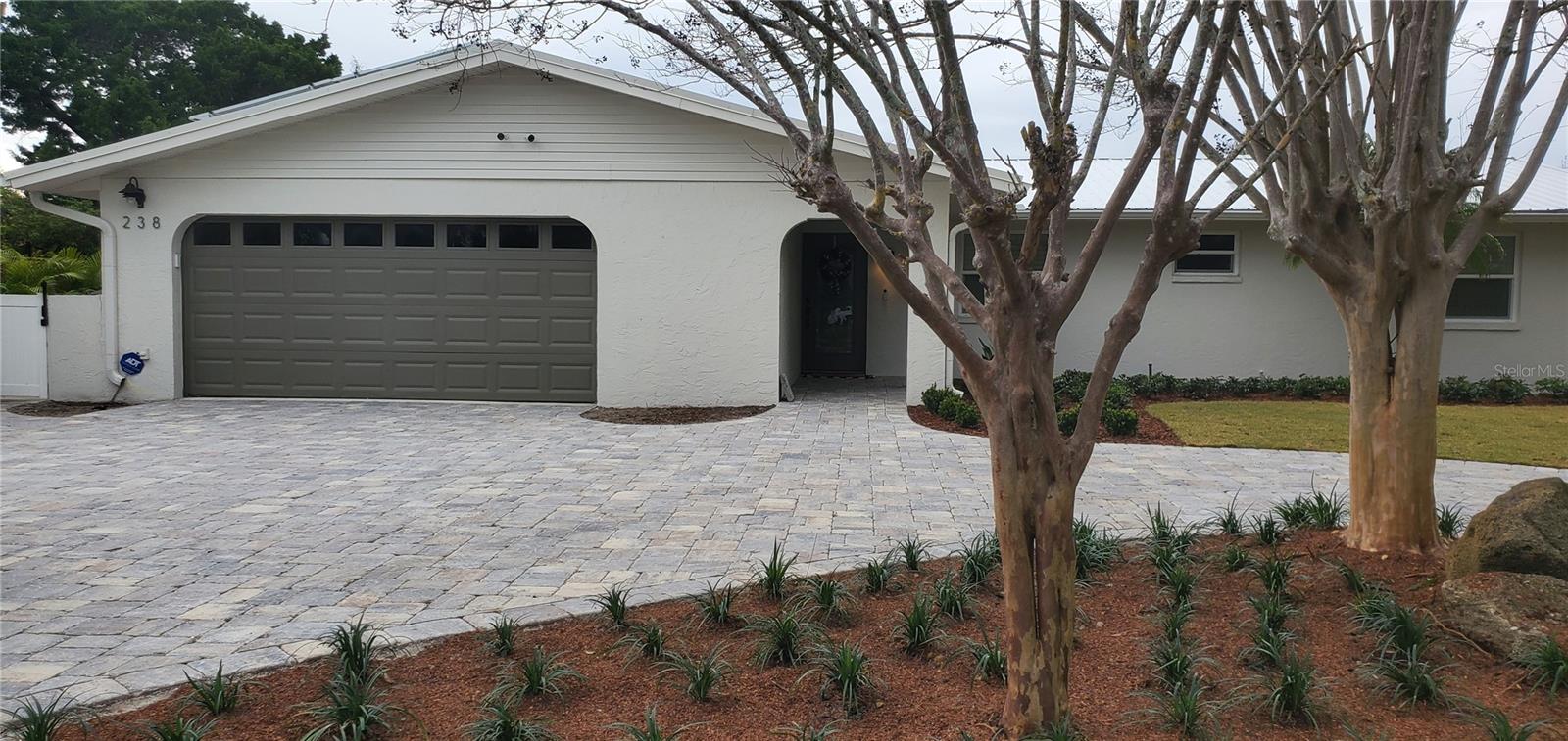 Beautifully renovated and decorated. Owner is not ready to take occupancy so your gain! Come live the island life on the river and see why this is a great place to call home! All new furnishings yet if you have you own and are looking for a yearly rental the owner will entertain storing their furniture or just bring your suit cases and rent monthly turn key. Wonderful neighborhood near the beach and surrounded by water. Pickleball courts close by as well as the marine discovery center, bowling, Merks restaurant and Outriggers is just across the way. Walk to coffee at Island Roasters. Pure paradise and a wonderful outdoor dining area.