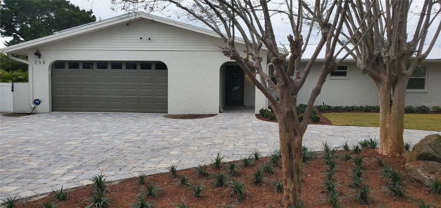 Beautifully renovated and decorated. Owner is not ready to take occupancy so your gain! Come live the island life on the river and see why this is a great place to call home! All new furnishings yet if you have you own and are looking for a yearly rental the owner will entertain storing their furniture or just bring your suit cases and rent monthly turn key. Wonderful neighborhood near the beach and surrounded by water. Pickleball courts close by as well as the marine discovery center, bowling, Merks restaurant and Outriggers is just across the way. Walk to coffee at Island Roasters. Pure paradise and a wonderful outdoor dining area.