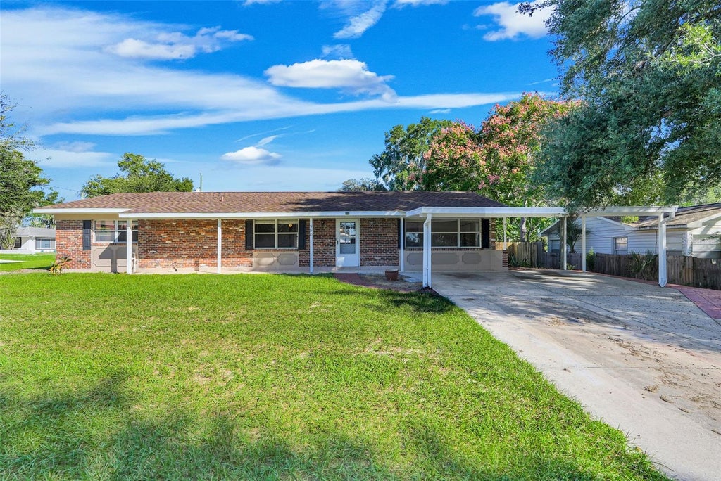 Photo of 990 Linden Street, Clermont, FL 34711 (MLS # G5119465)