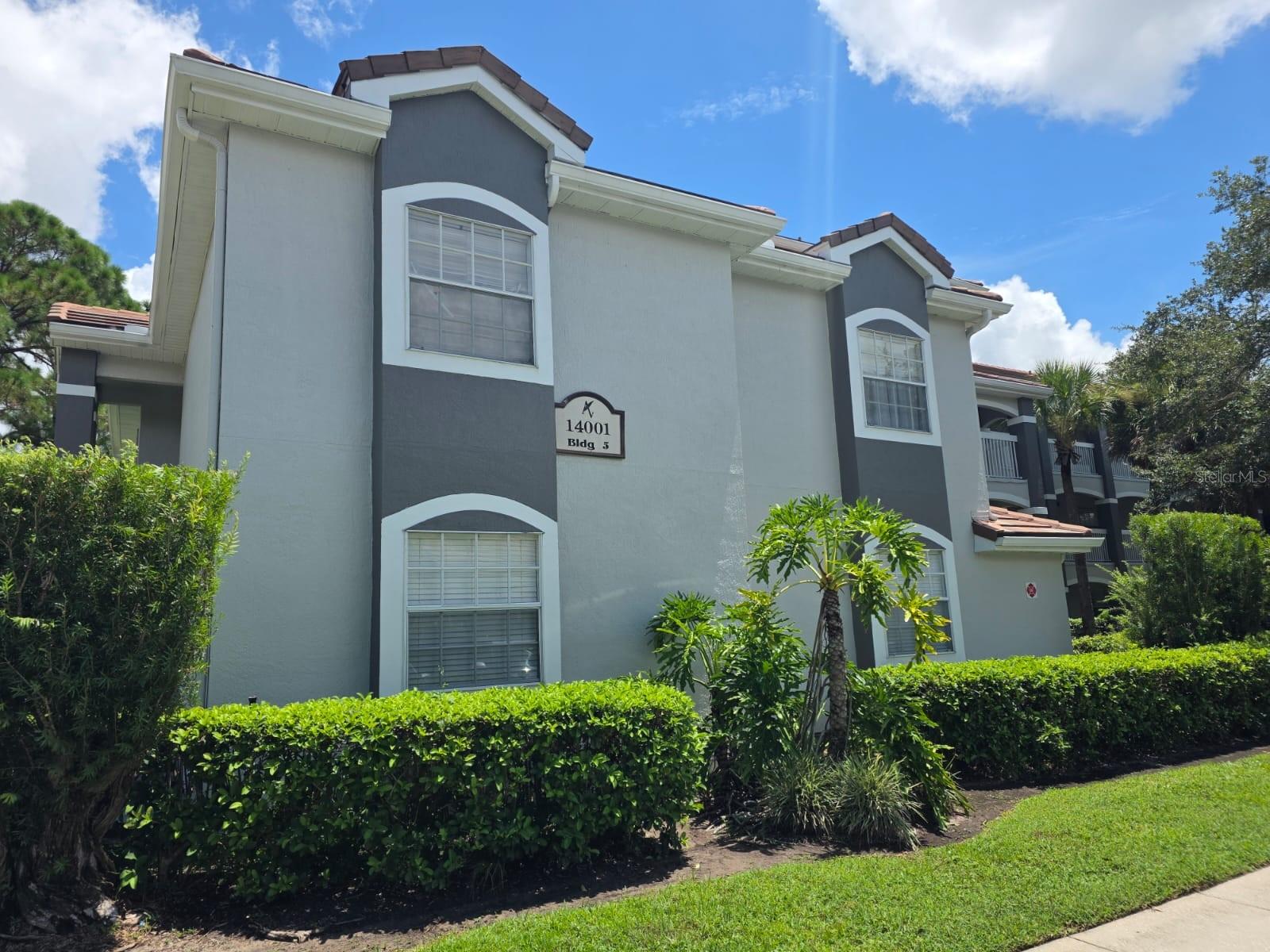 Beautiful condo in First Floor corner unit. Granite countertops, Stainless Steel appliances and Design cabinets. Porcelain tile flooring. Bath with porcelain tile on walls. Screened patio with extra storage space. Gated Community, Clubhouse, Tennis Court, Pool, Fitness. Close to highways 417, 528, Turnpike, 192, Orlando International Airport, schools, shopping, restaurants, etc. Excellent opportunity to live in the Hunter's Creek community. REASSY TO MOVE!