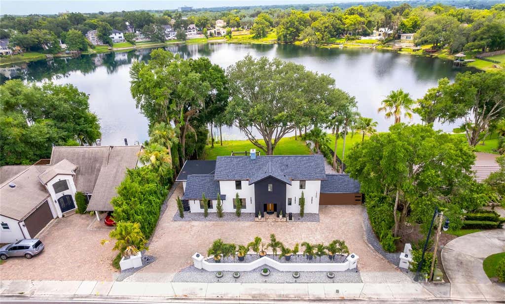 Photo of 1420 Aloma Avenue, Winter Park, FL 32789 (MLS # O6430343)