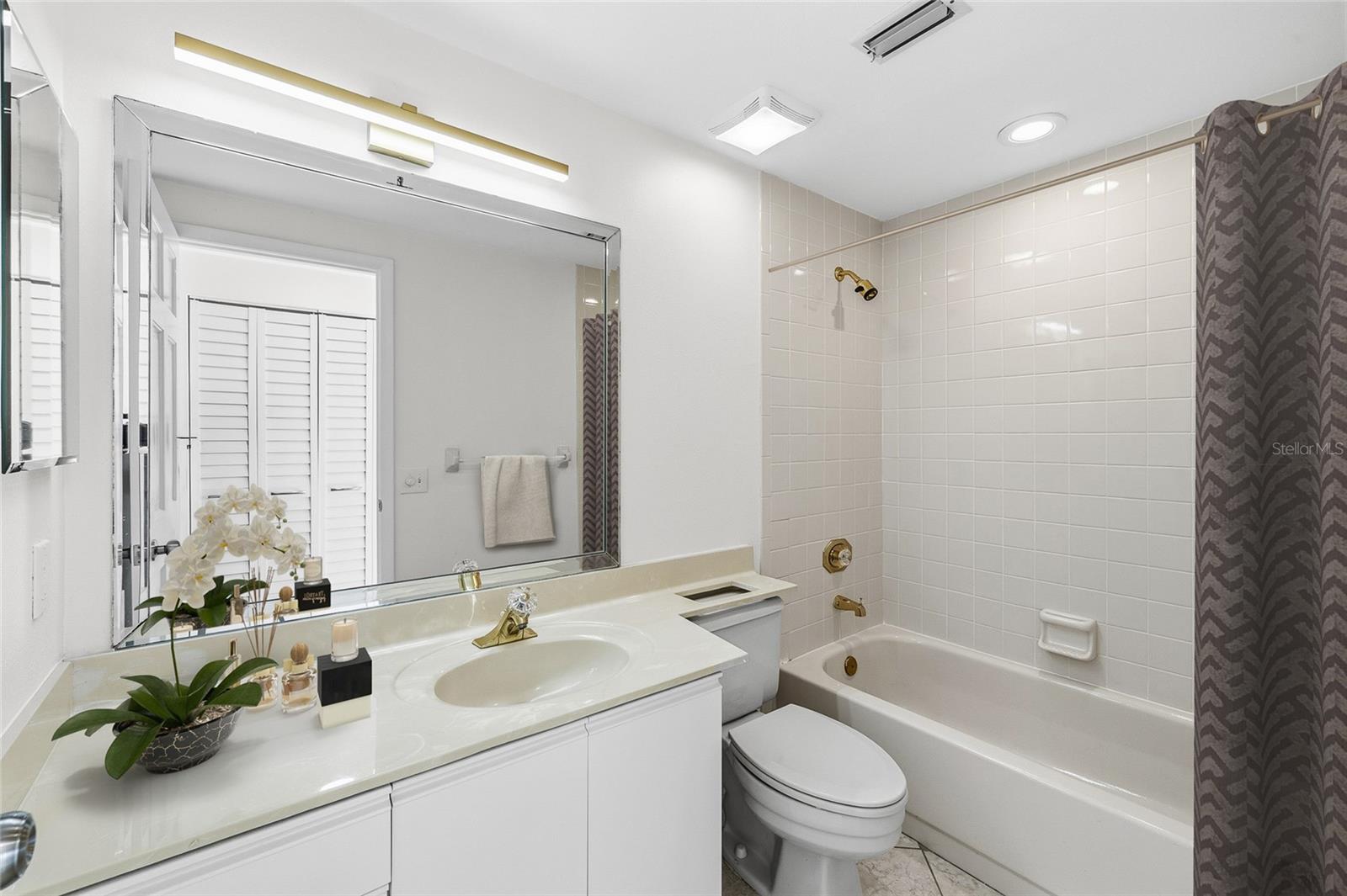 HARBOURSIDE CONDO - Residential