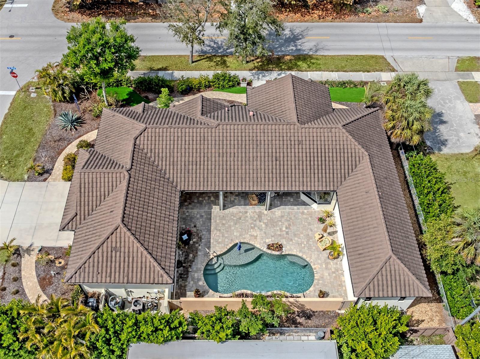 BEACH MANOR - Residential