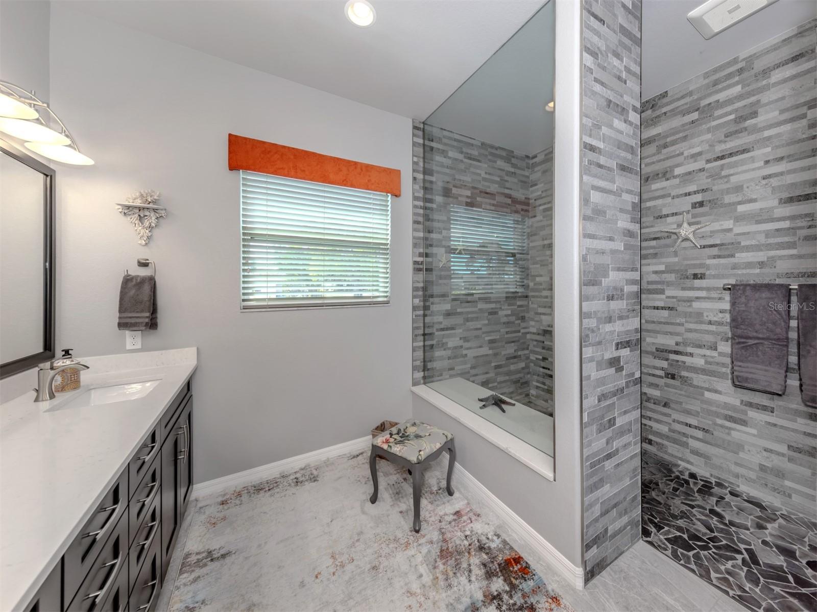 BEACH MANOR - Residential