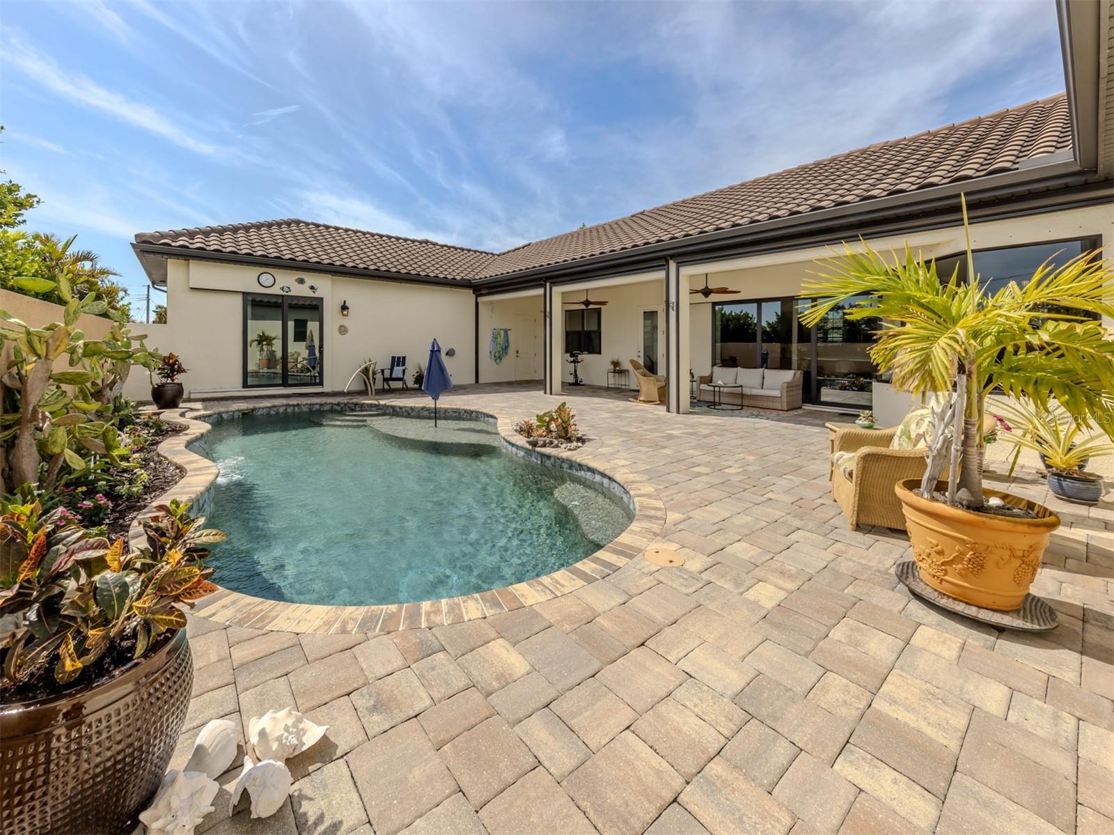 BEACH MANOR - Residential