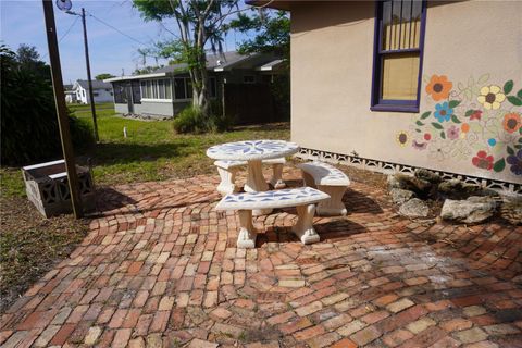 A home in LAKE WALES