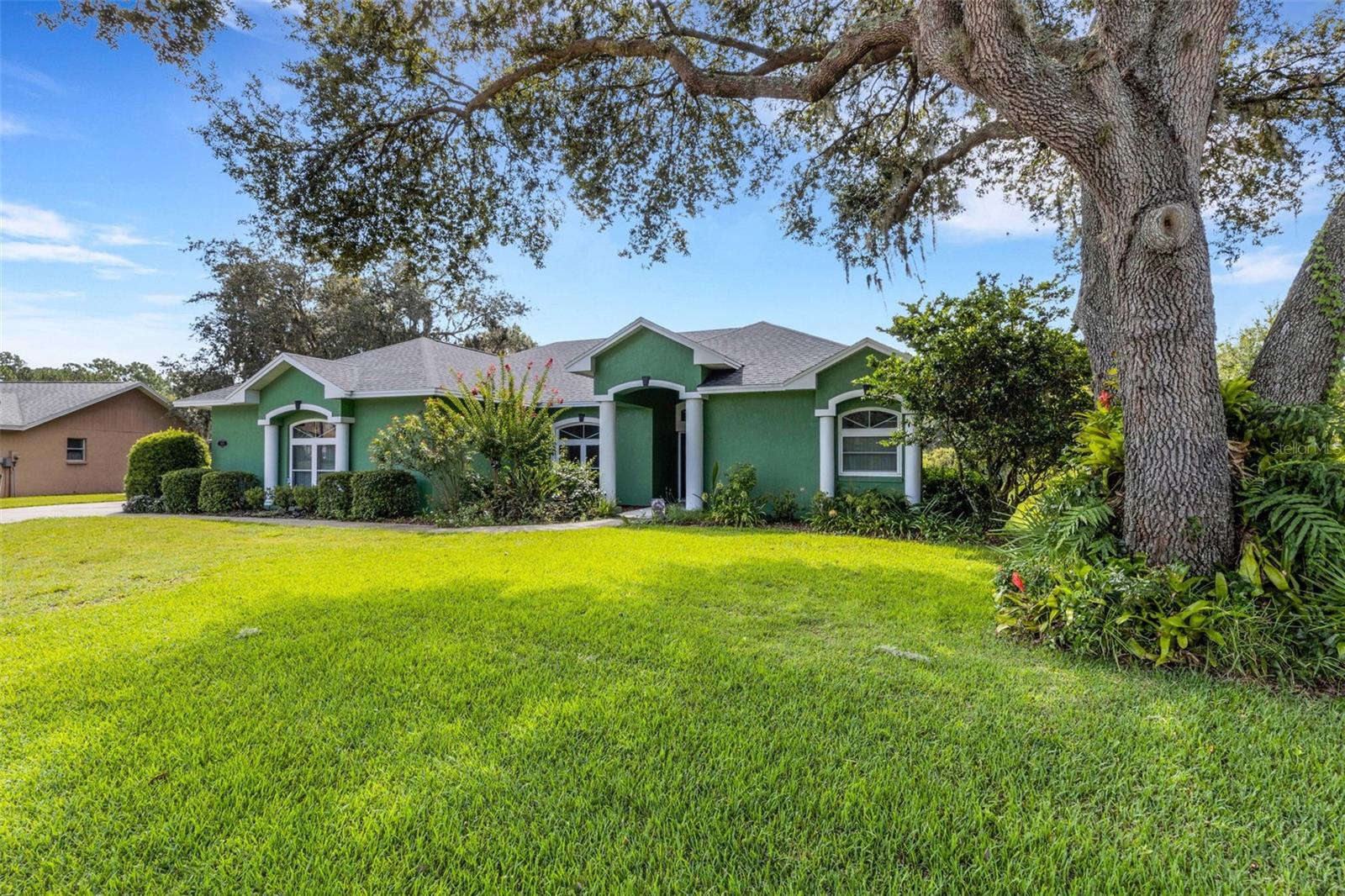 Quality home built by Hulbert Homes is now available! This updated 3-bedroom, spacious pool home is located in the wonderful neighborhood of Derbyshire. The community is conveniently situated near medical facilities, shopping, restaurants, and is just minutes from Interstate 4, providing quick access to Tampa and Orlando.
Recent updates to the home include a roof replacement in 2022, new energy-efficient windows and doors installed in 2019, an HVAC system replacement in 2023, and a kitchen remodel in 2020 featuring granite countertops. The property sits on over 2 acres and boasts a private backyard overlooking trees and a serene retention area.
Inside, the home offers an exceptional floor plan with easy-to-maintain laminate flooring throughout. The kitchen includes a lovely eat-in space that looks out onto the beautiful pool area, which has a newly stained pool deck with ample room for relaxation and enjoyment of the outdoors.
The primary bedroom retreat features a luxurious spa-like en-suite bathroom with dual vanities, a freestanding tub, and a separate shower. The split bedroom plan is perfect for entertaining guests while providing family members with their own space. This single-story home also includes large closets in every bedroom, a flexible space currently used as a dining room, and an oversized garage.
Call your agent to schedule a showing before this gem is sold! All room sizes are approximate.