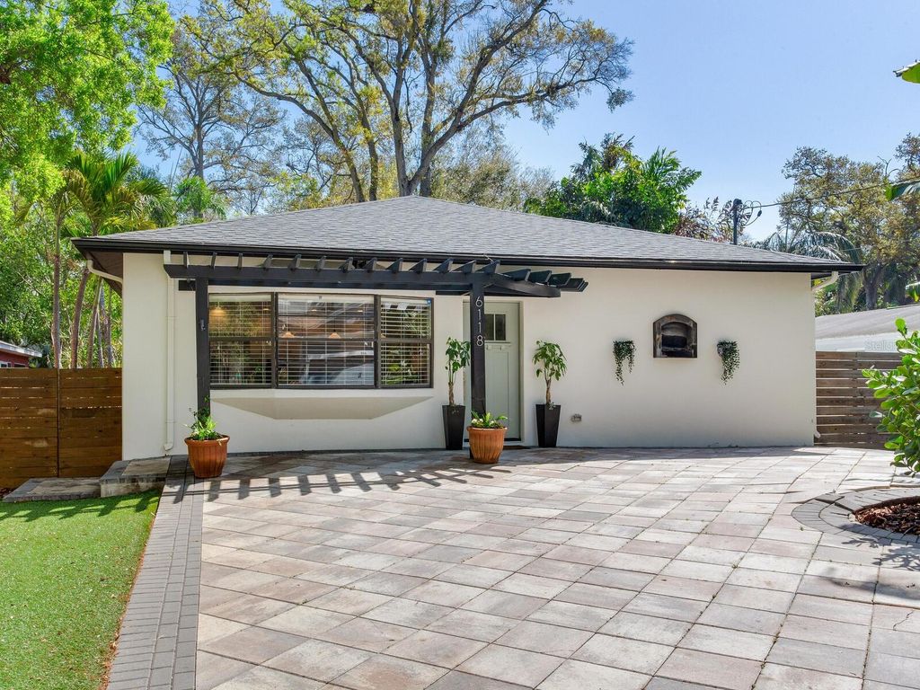 Photo of 6118 S Elkins Avenue, Tampa, FL 33611 (MLS # TB8498626)