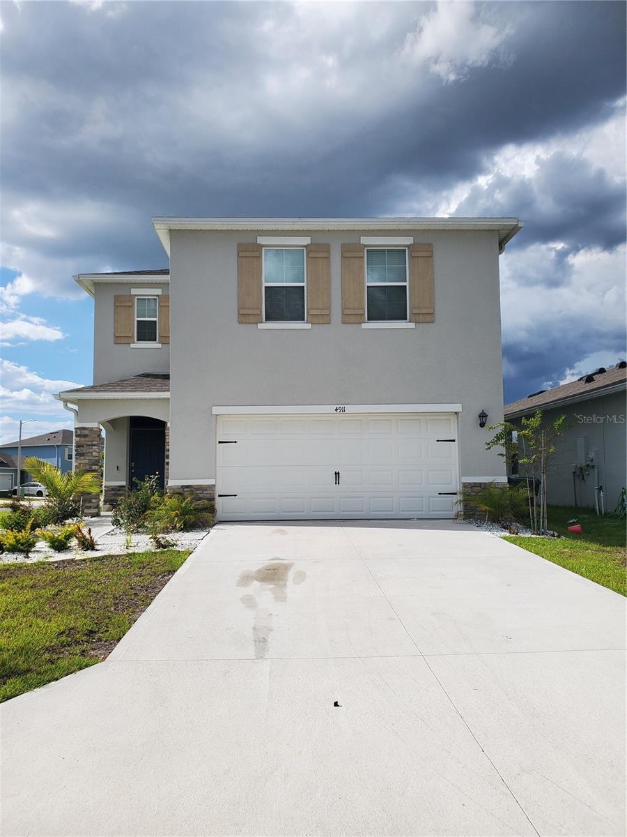 Beautiful 4 Bedroom 2.5 Bathroom on huge corner lot in South Lakeland. Zoned for George Jenkins High School. Large open kitchen with center island, granite counter tops and stainless steel appliances. Upstairs offers a small loft area perfect for a play area or mini office. Clubhouse will be complete and will include a pool area and much more in late 2025. This is a must-see home! And will not Last!