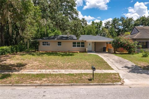 A home in LAKE WALES