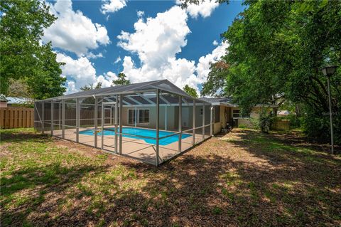 A home in LAKE WALES