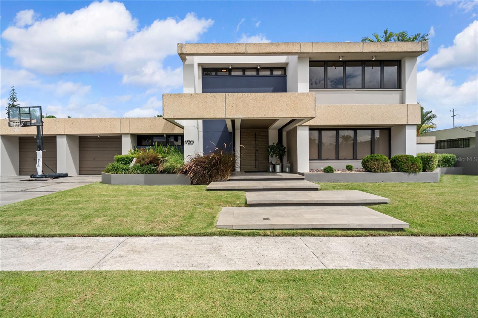 1920 PETUNIA ST., URB. SANTA MARIA - Residential