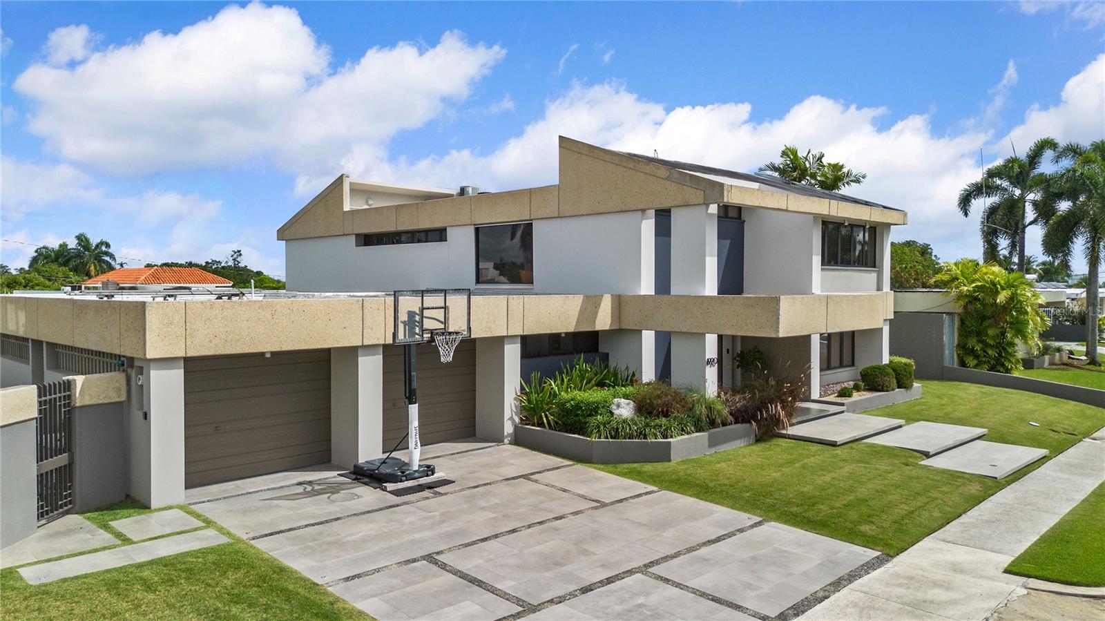 1920 PETUNIA ST., URB. SANTA MARIA - Residential
