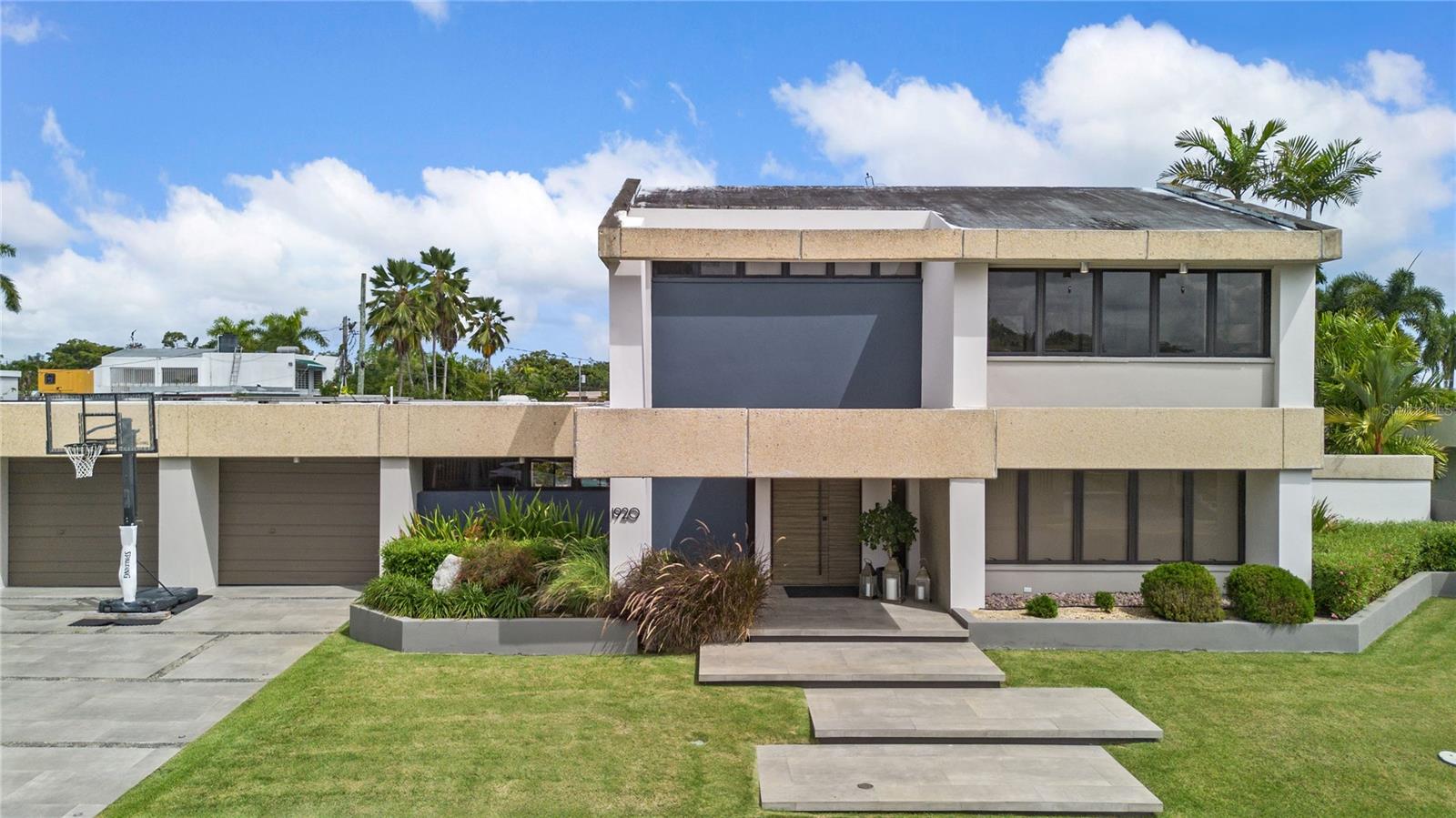 1920 PETUNIA ST., URB. SANTA MARIA - Residential