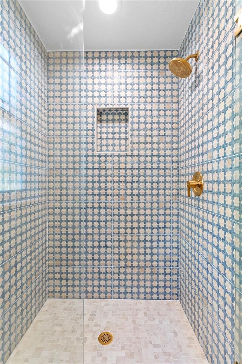 BAY BLUFF - Residential