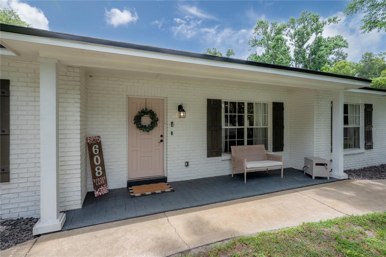 608 SUNSET LANE