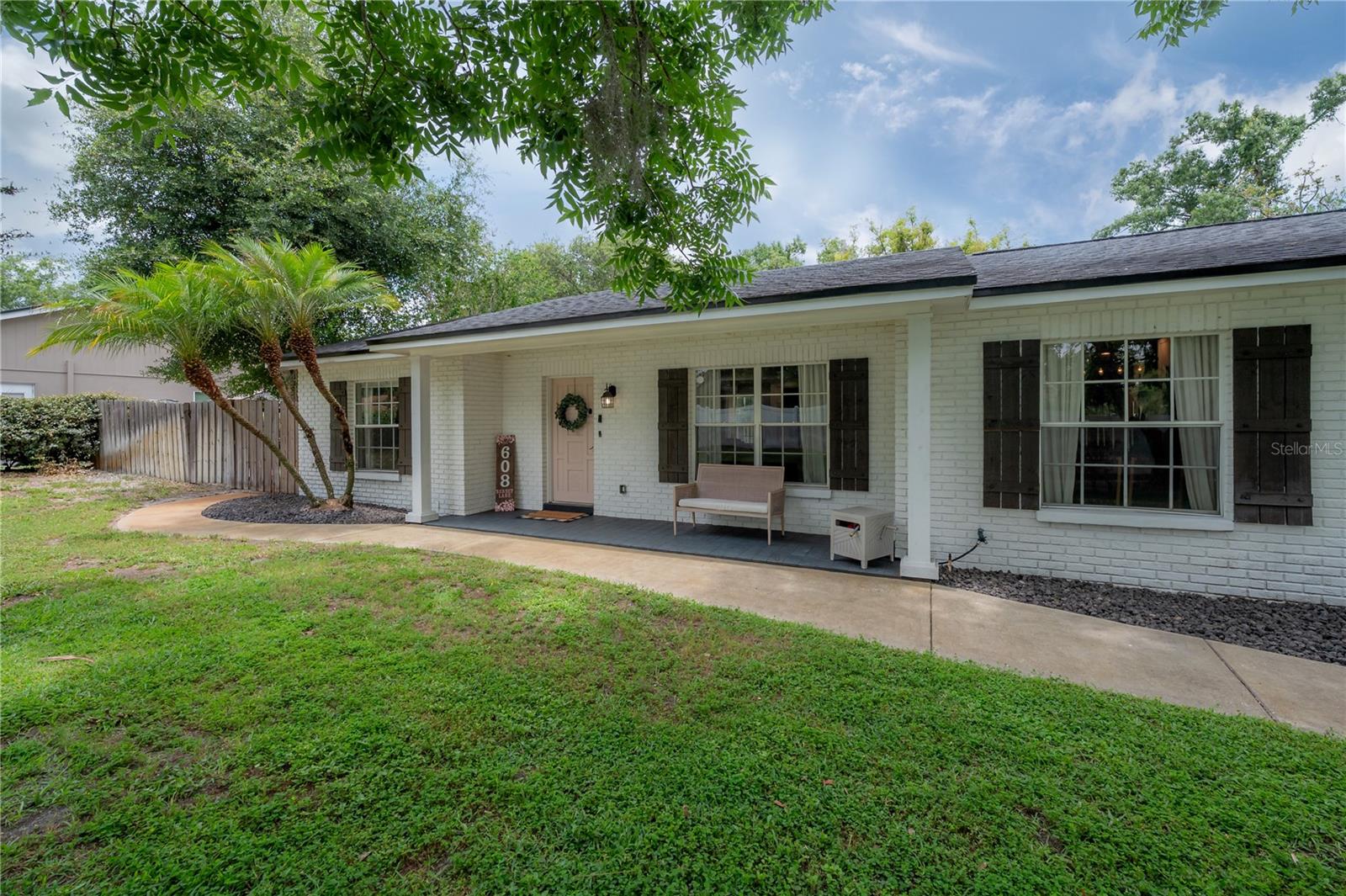 608 SUNSET LANE