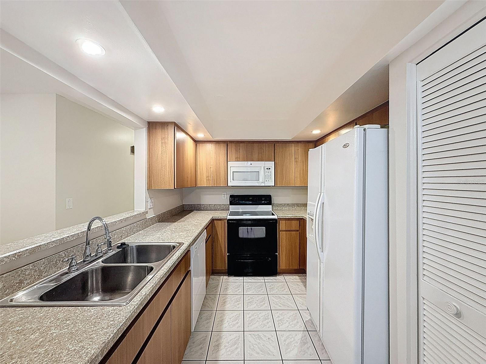 DOLLAR LAKE VILLAGE CONDO 02 - Residential