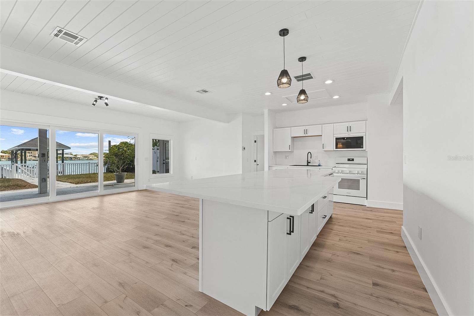 845 BAY ESPLANADE