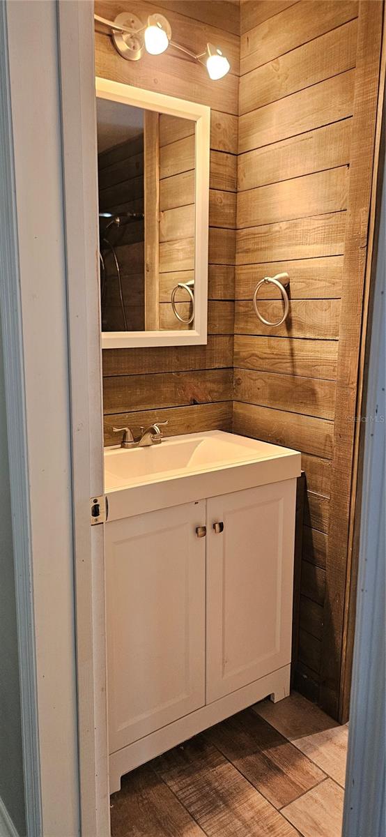 MONTCLAIR LAKE ESTATES - Residential Lease