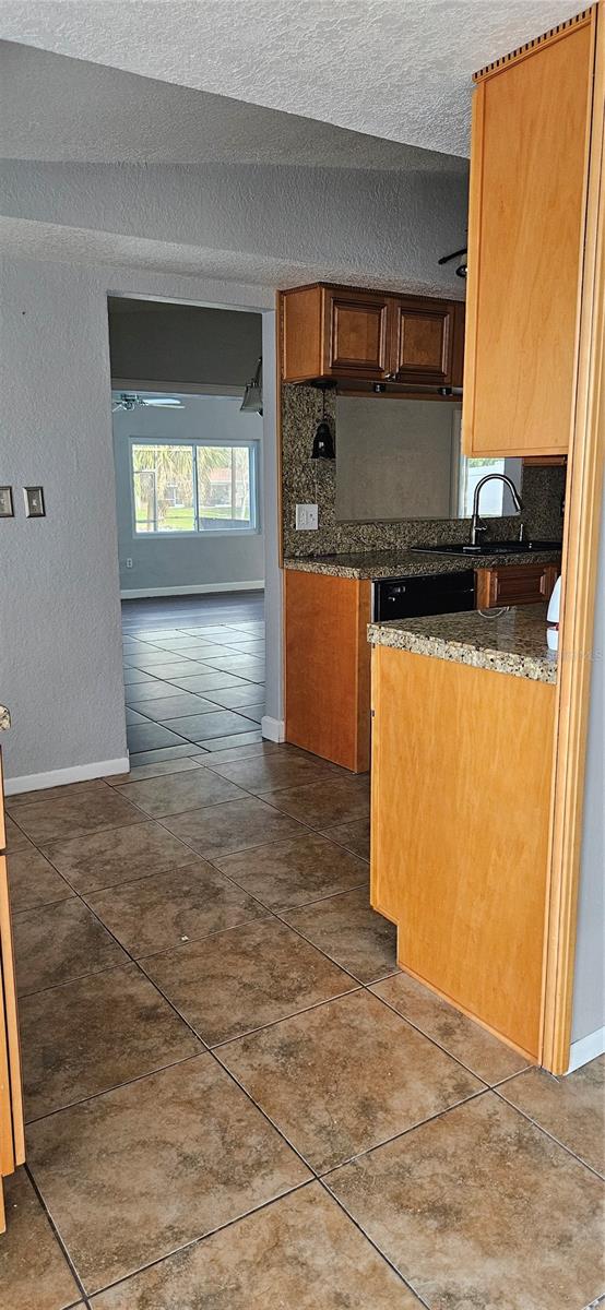 MONTCLAIR LAKE ESTATES - Residential Lease