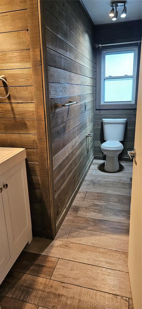 MONTCLAIR LAKE ESTATES - Residential Lease