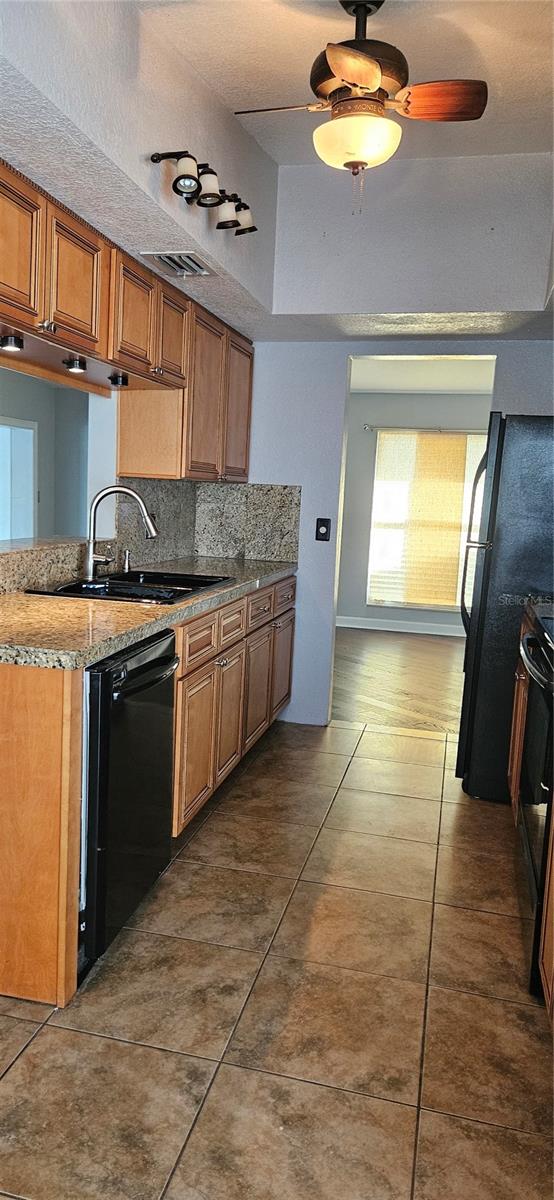 MONTCLAIR LAKE ESTATES - Residential Lease