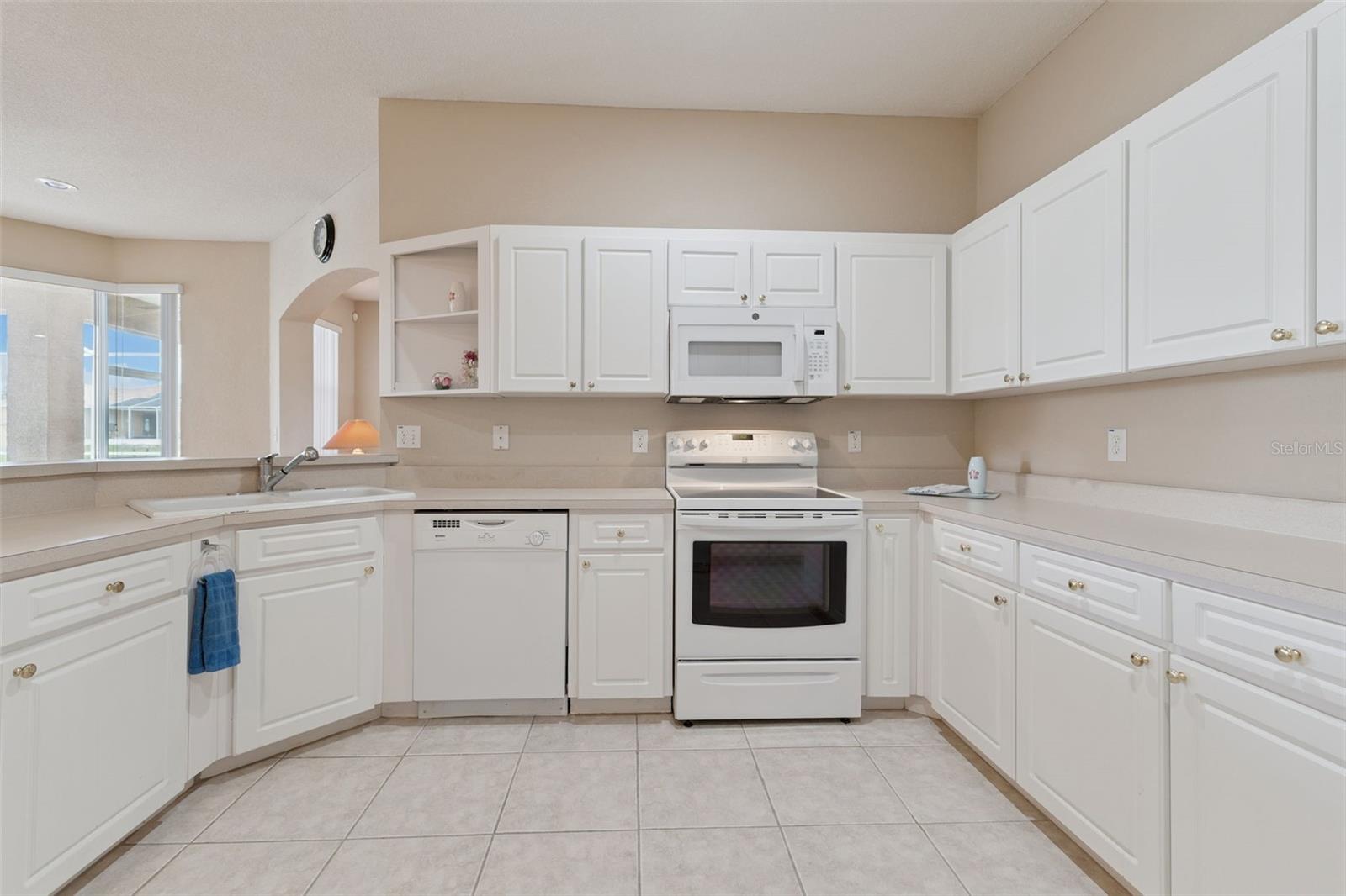 DINNER LAKE SHORES PH 03 - Residential