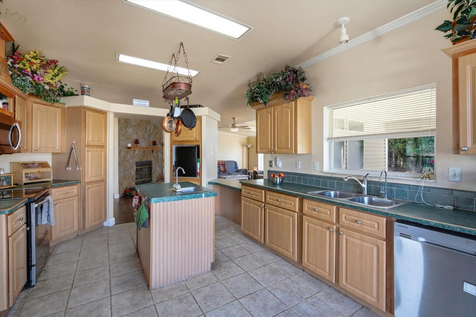 ROYAL HILLS - Residential