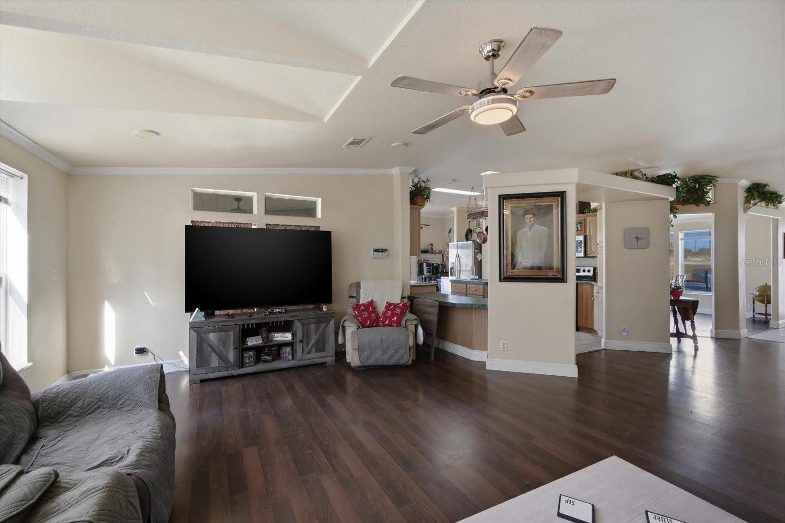 ROYAL HILLS - Residential