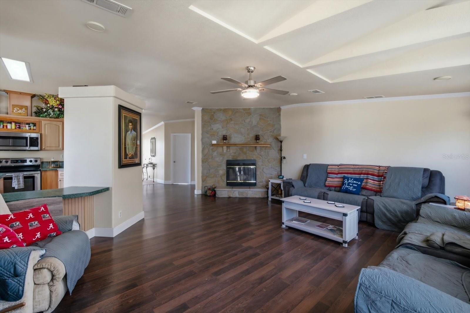 ROYAL HILLS - Residential