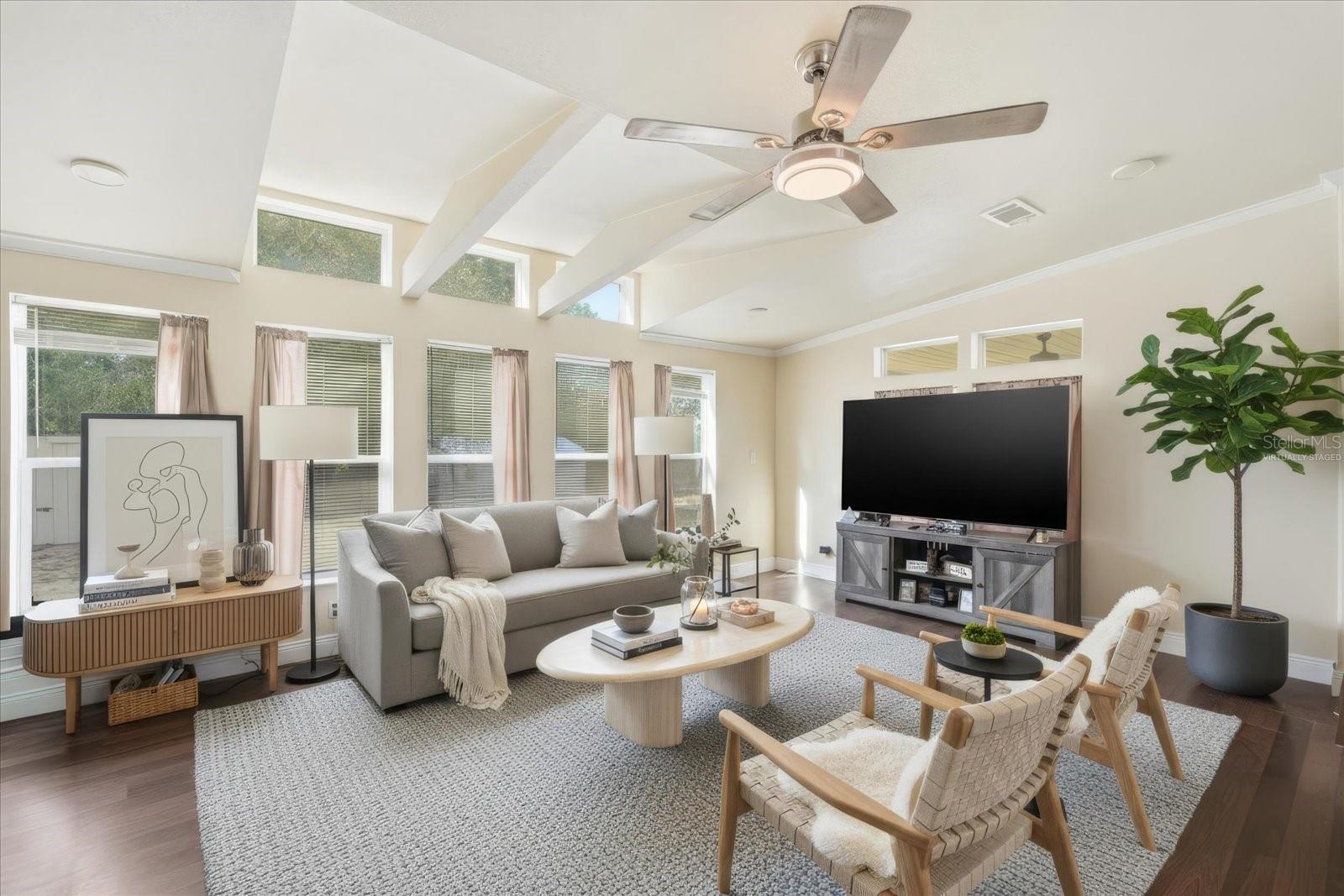 ROYAL HILLS - Residential