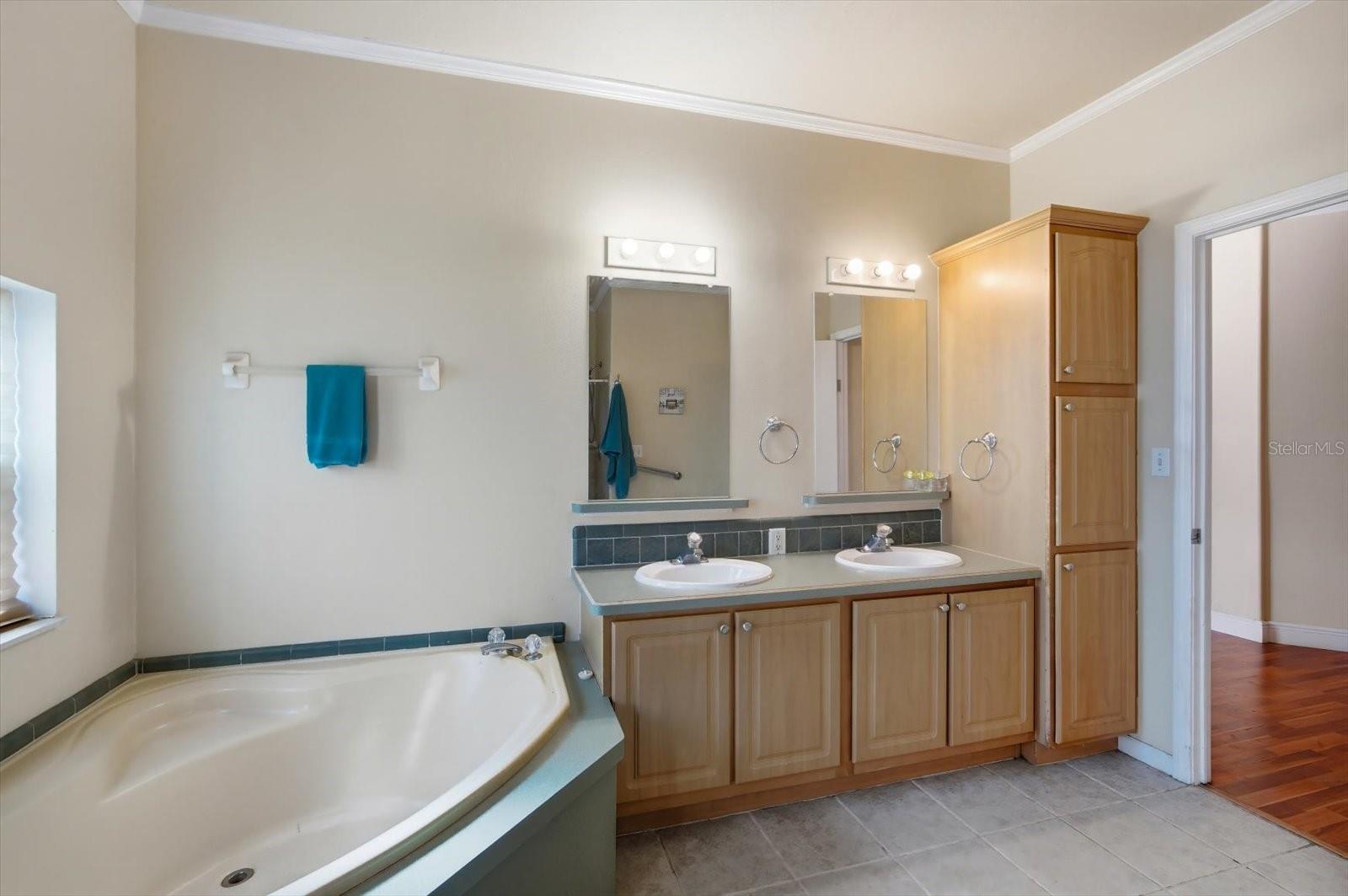 ROYAL HILLS - Residential