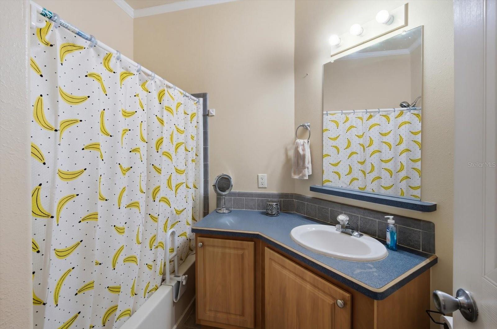 ROYAL HILLS - Residential