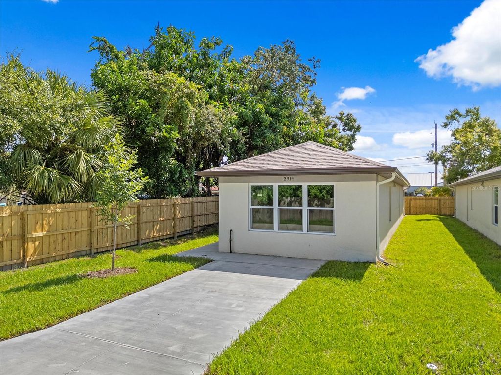 Photo of 3914 Walnut Avenue, Sarasota, FL 34234 (MLS # A4663502)