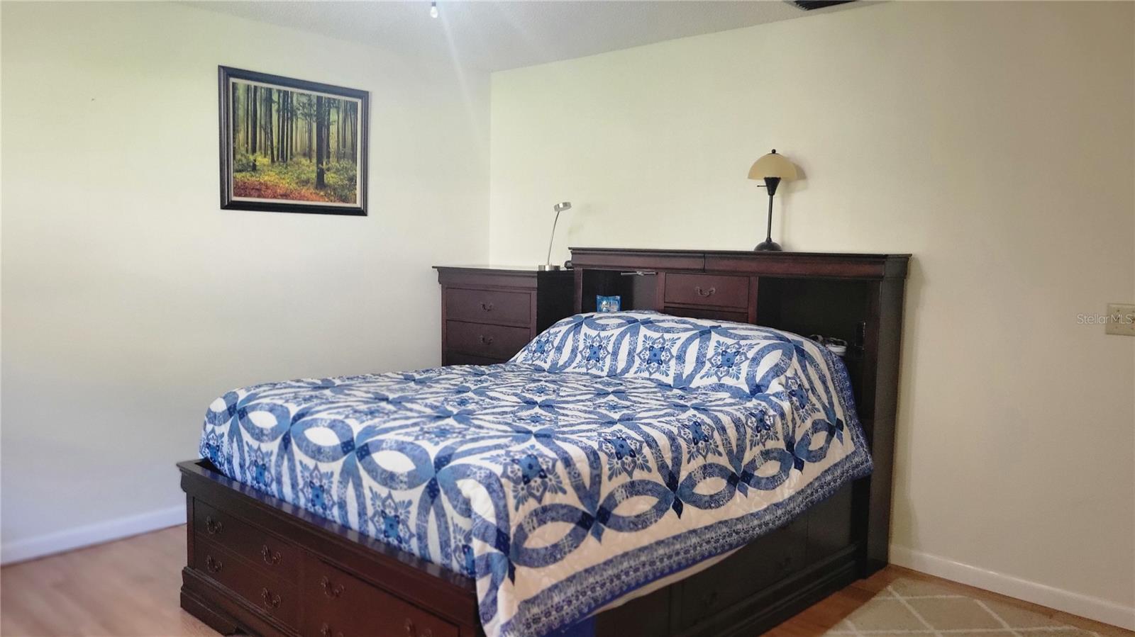 CIRCLE SQUARE WOODS - Residential