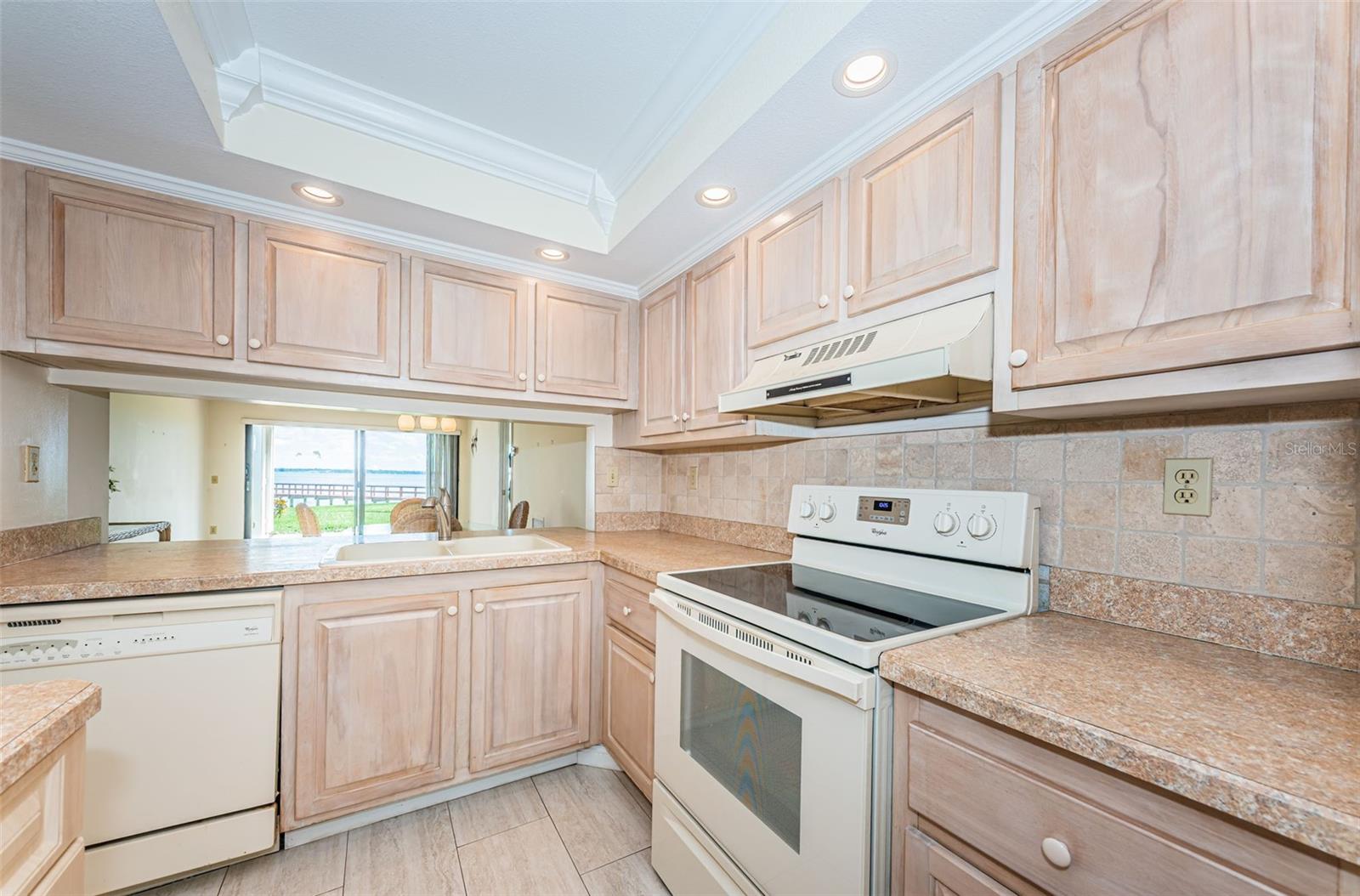 6211 SUN BOULEVARD 112