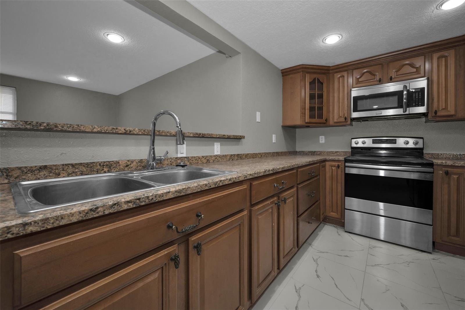 COLONIAL HILLS - Residential