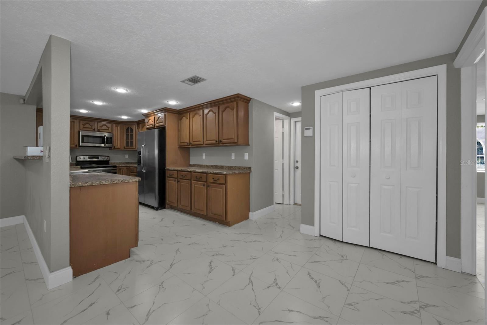 COLONIAL HILLS - Residential