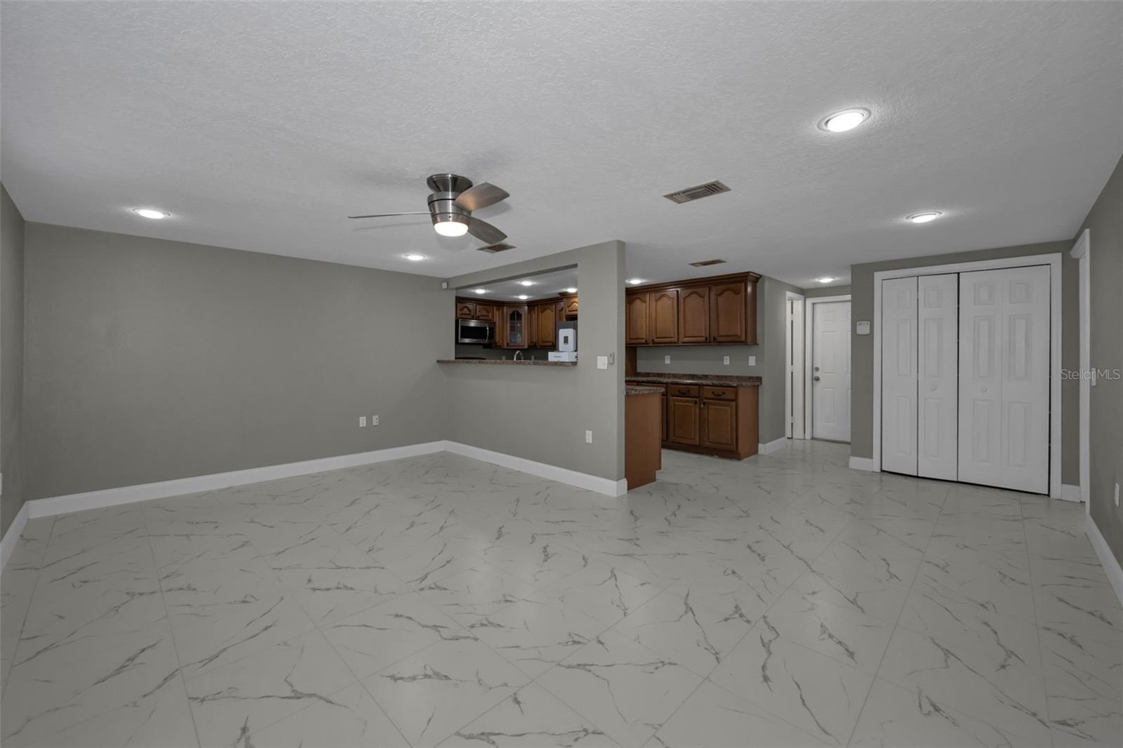 COLONIAL HILLS - Residential