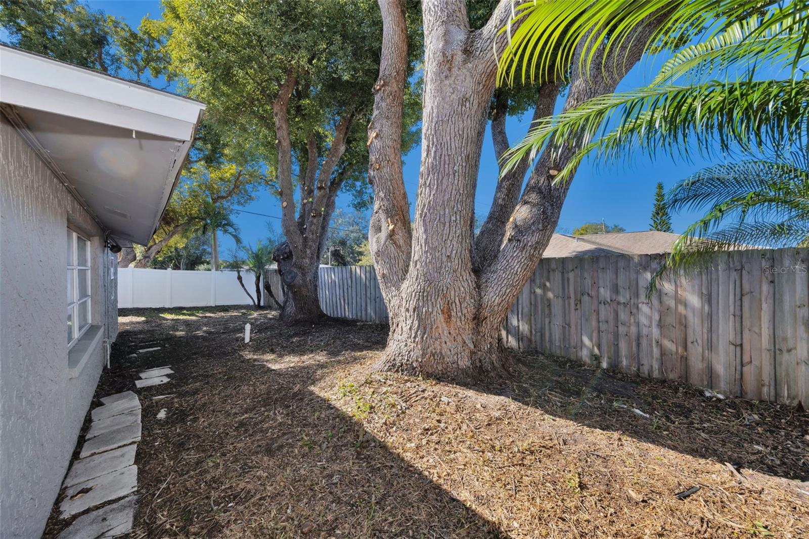 COLONIAL HILLS - Residential