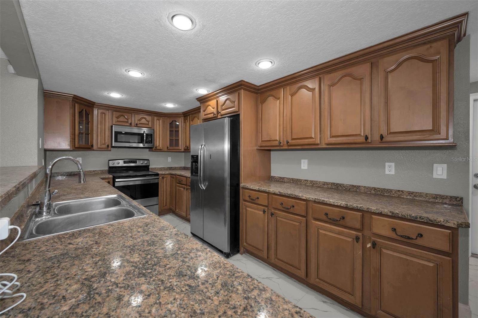 COLONIAL HILLS - Residential