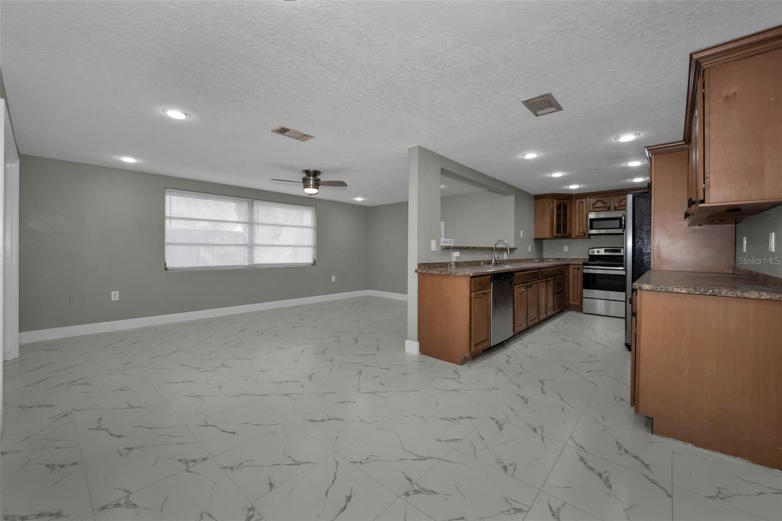 COLONIAL HILLS - Residential