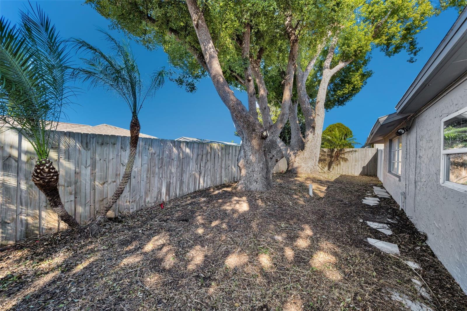 COLONIAL HILLS - Residential